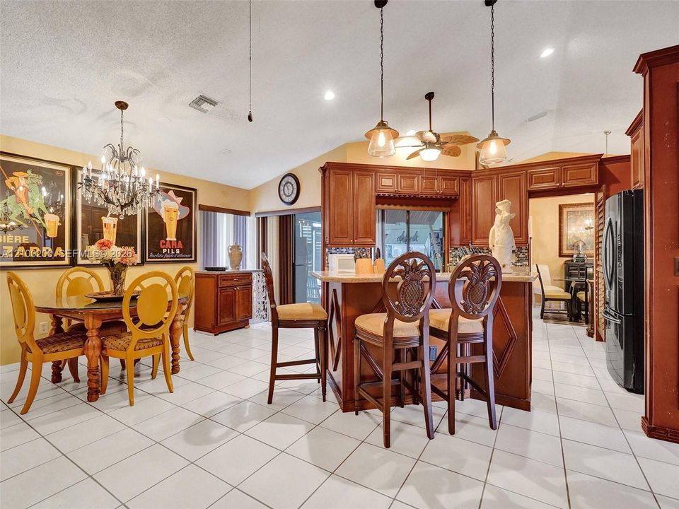 En Venta: $685,000 (3 camas, 2 baños, 2276 Pies cuadrados)