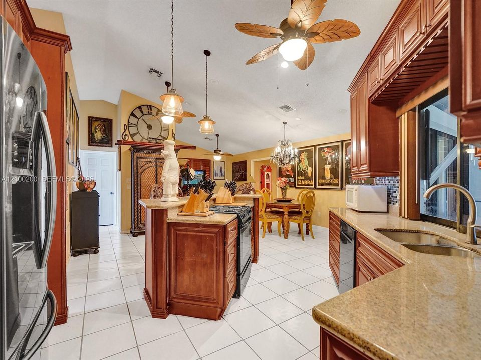 En Venta: $685,000 (3 camas, 2 baños, 2276 Pies cuadrados)