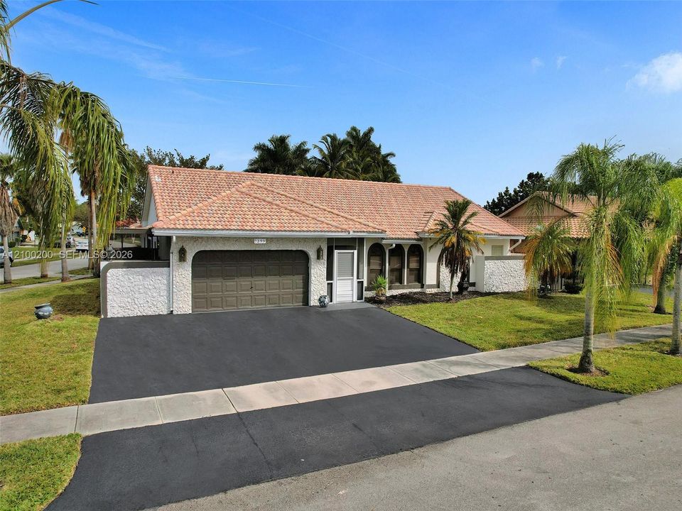 En Venta: $685,000 (3 camas, 2 baños, 2276 Pies cuadrados)