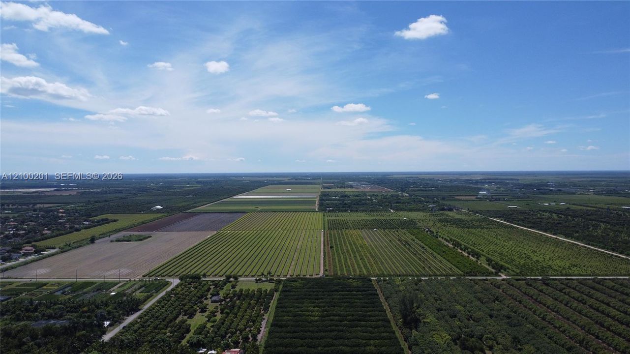 На продажу: $16,000,000 (74.00 acres)