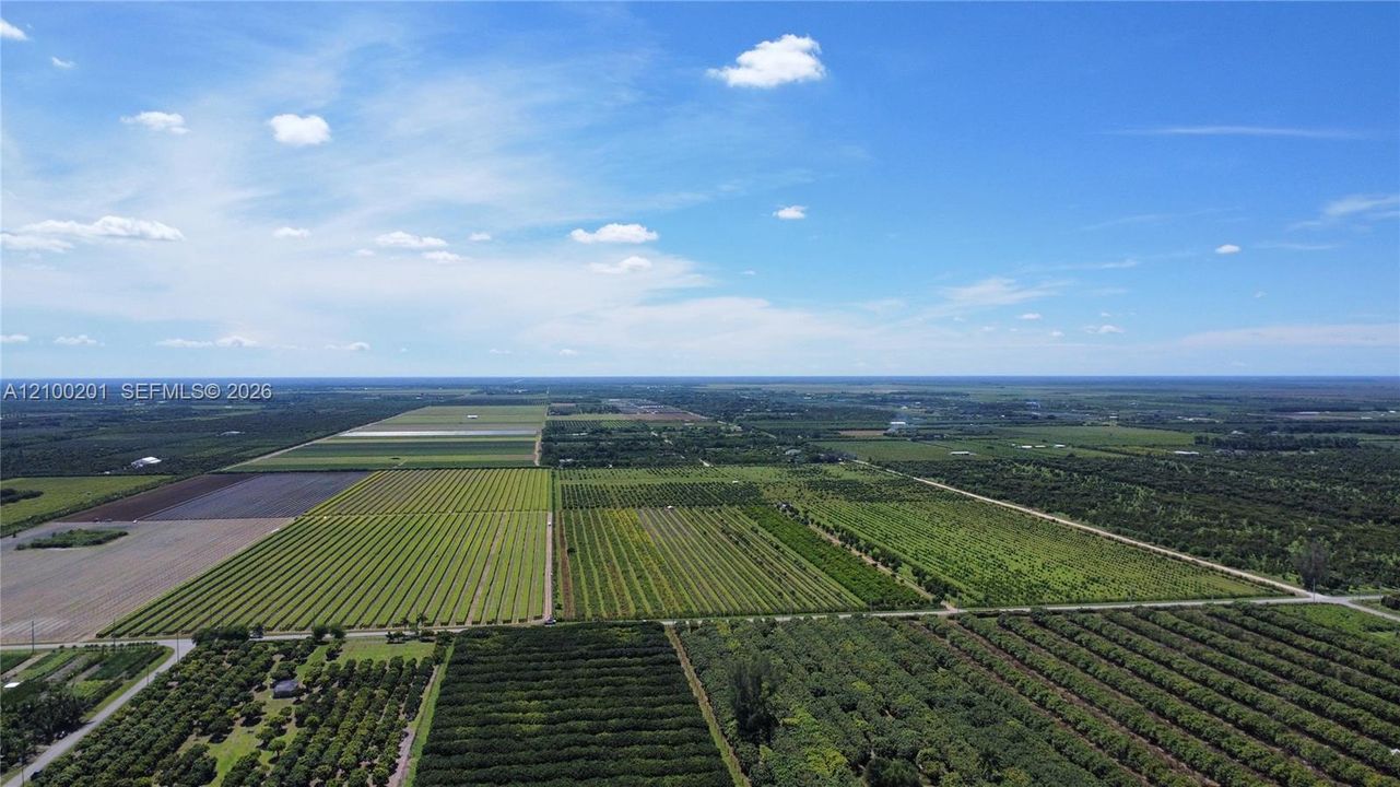 На продажу: $16,000,000 (74.00 acres)