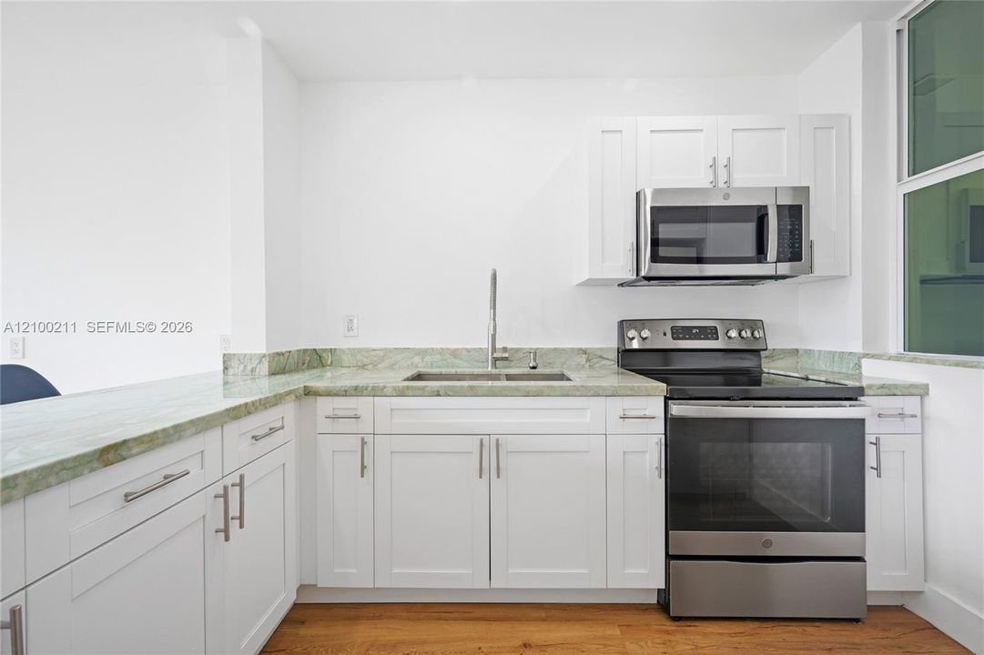 For Rent: $2,800 (1 beds, 1 baths, 986 Square Feet)