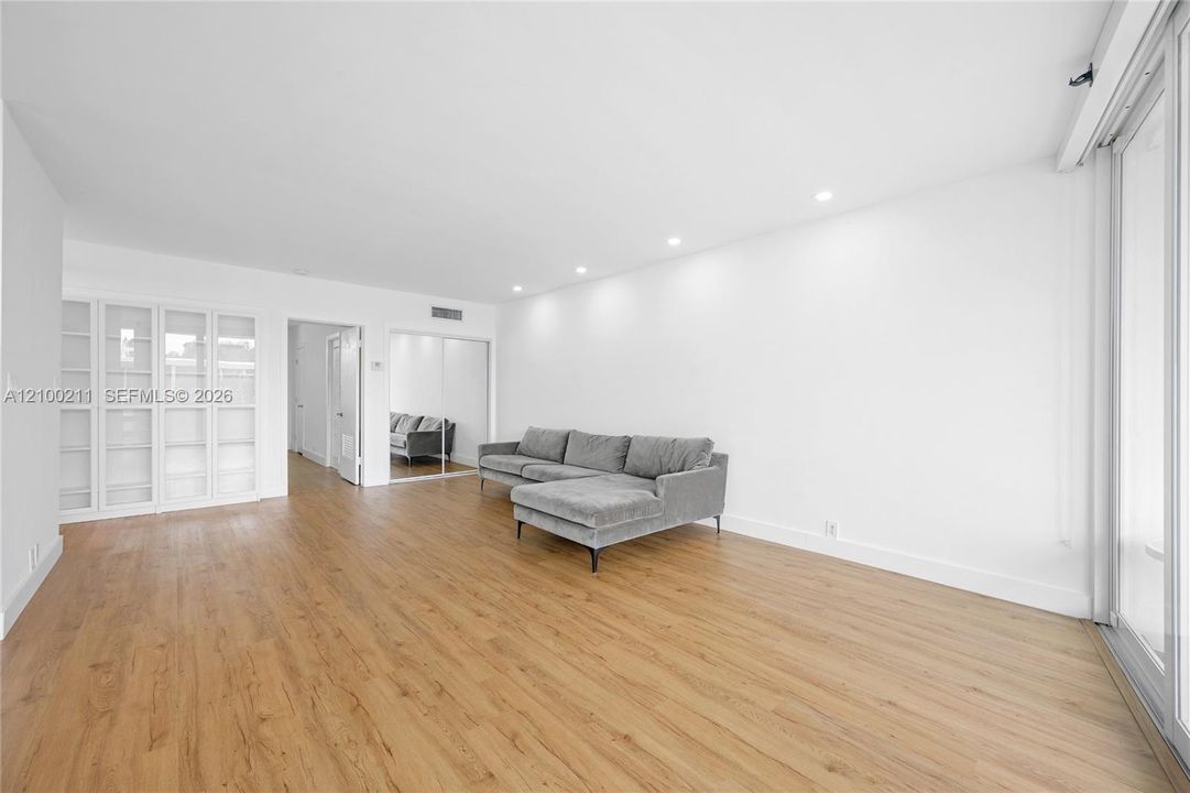 For Rent: $2,800 (1 beds, 1 baths, 986 Square Feet)