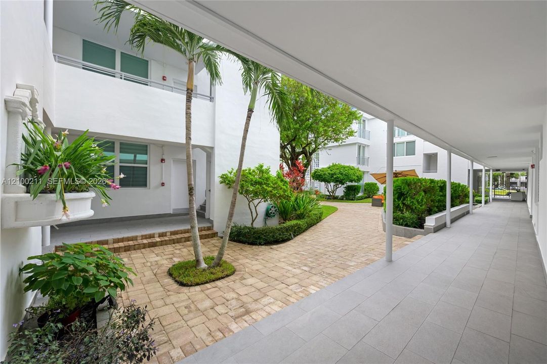 For Rent: $2,800 (1 beds, 1 baths, 986 Square Feet)