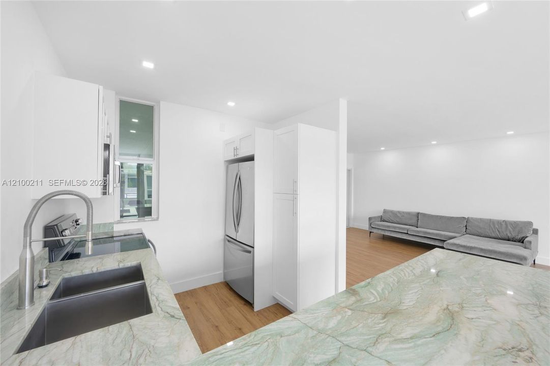 For Rent: $2,800 (1 beds, 1 baths, 986 Square Feet)