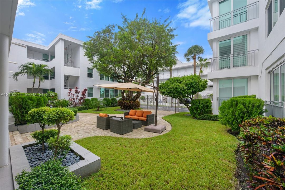 For Rent: $2,800 (1 beds, 1 baths, 986 Square Feet)