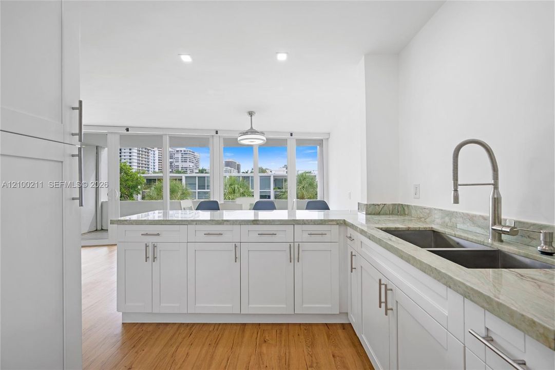 For Rent: $2,800 (1 beds, 1 baths, 986 Square Feet)