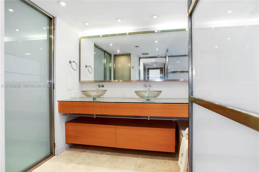 For Rent: $11,000 (2 beds, 2 baths, 1980 Square Feet)