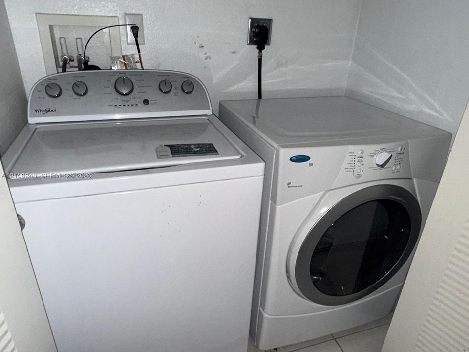 For Rent: $1,850 (2 beds, 2 baths, 895 Square Feet)