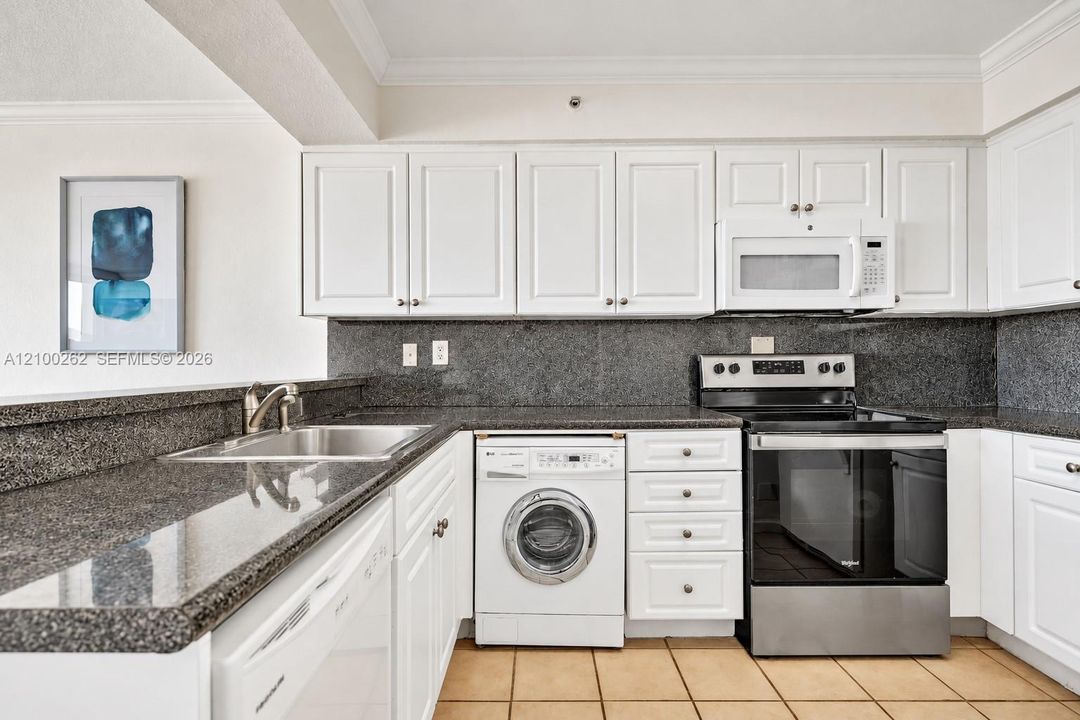 В аренду: $2,700 (0 спален, 1 ванн, 550 Квадратных фут)
