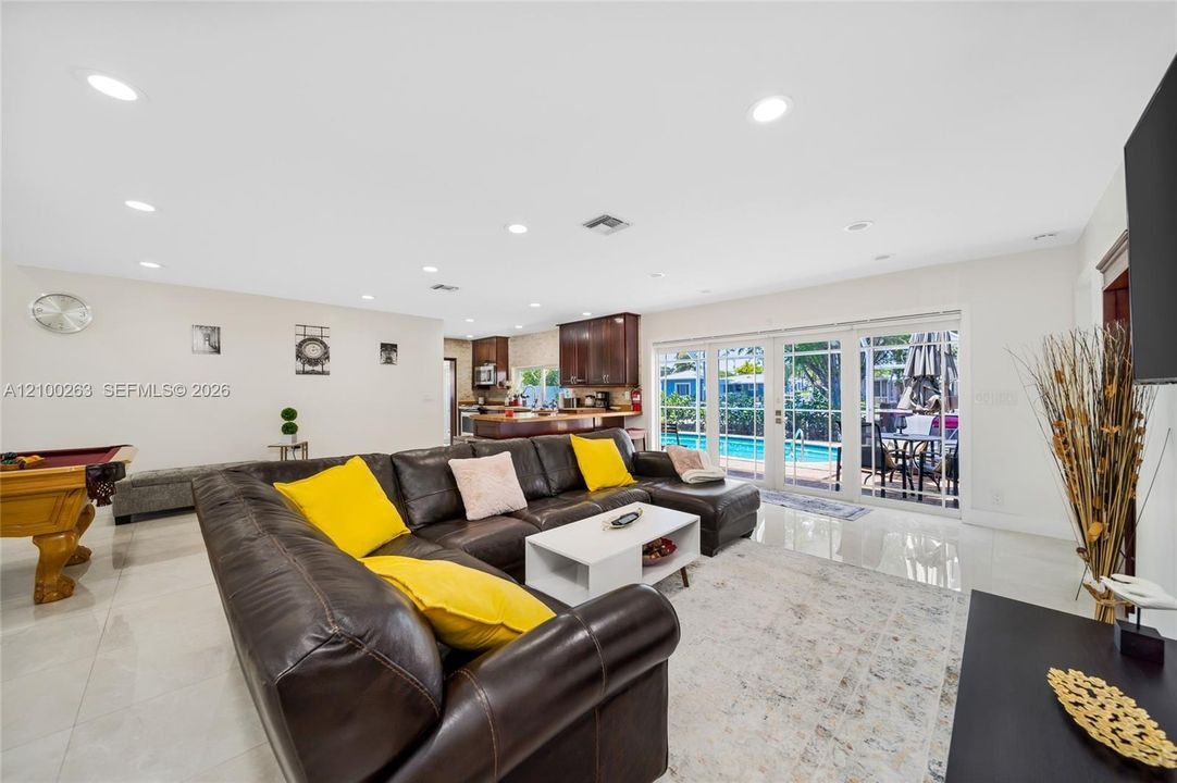 En Venta: $1,249,000 (4 camas, 3 baños, 2122 Pies cuadrados)