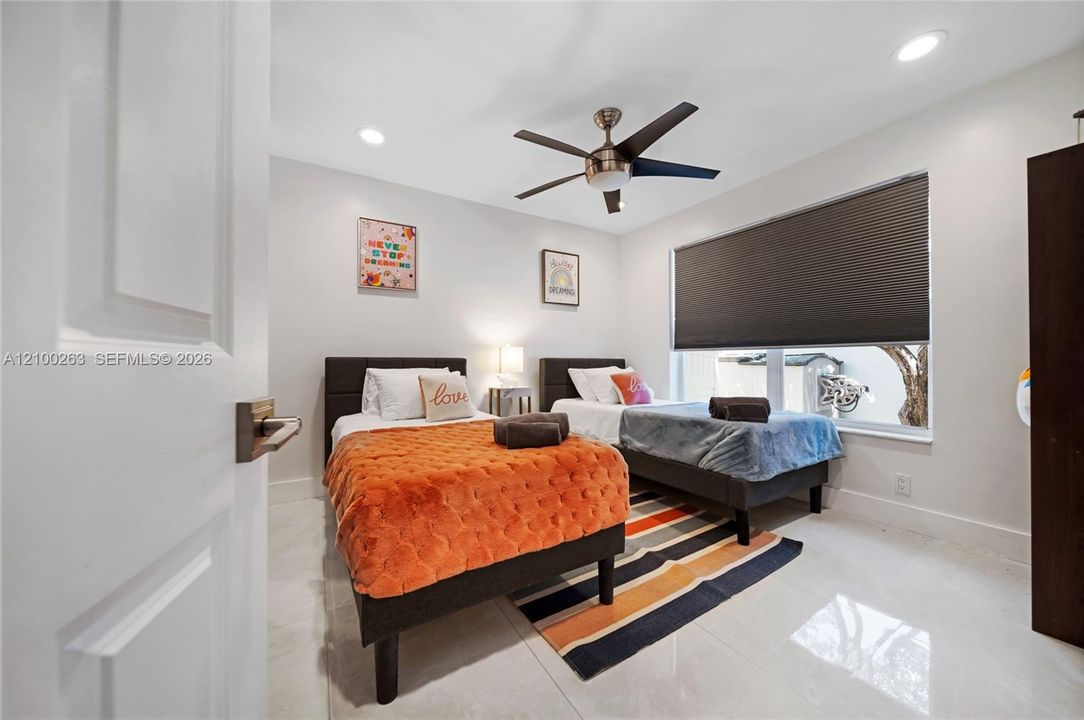 En Venta: $1,249,000 (4 camas, 3 baños, 2122 Pies cuadrados)