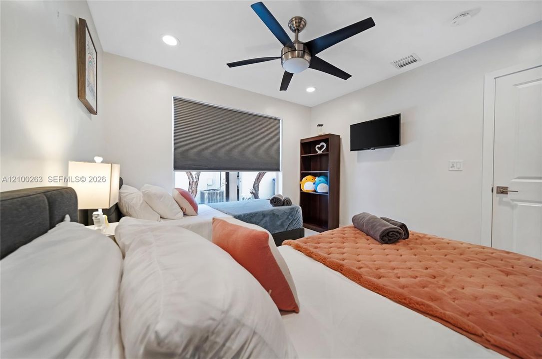 En Venta: $1,249,000 (4 camas, 3 baños, 2122 Pies cuadrados)