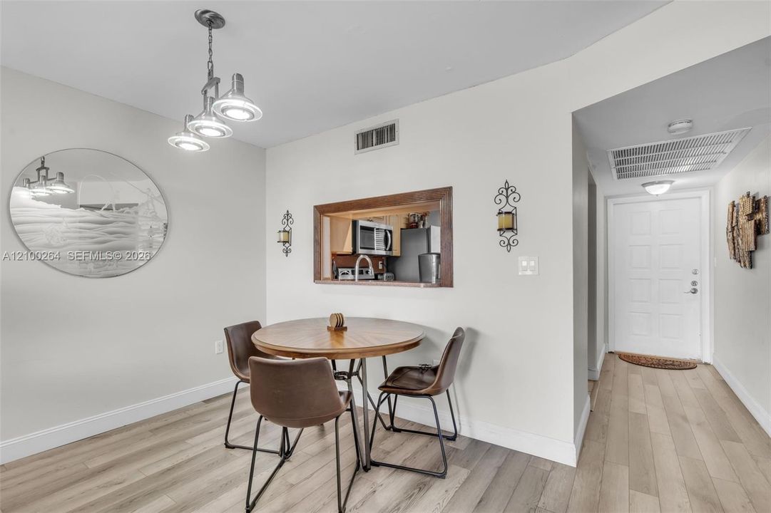 На продажу: $185,000 (2 спален, 2 ванн, 852 Квадратных фут)