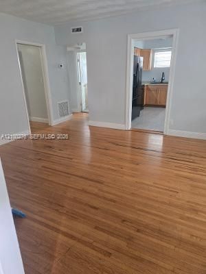 For Rent: $2,500 (2 beds, 1 baths, 1341 Square Feet)