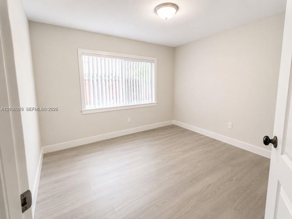 For Sale: $269,900 (2 beds, 1 baths, 725 Square Feet)