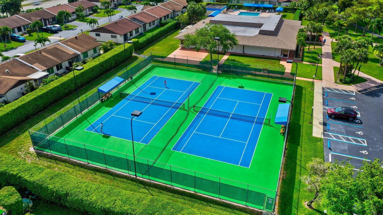 LV Tennis Overhead