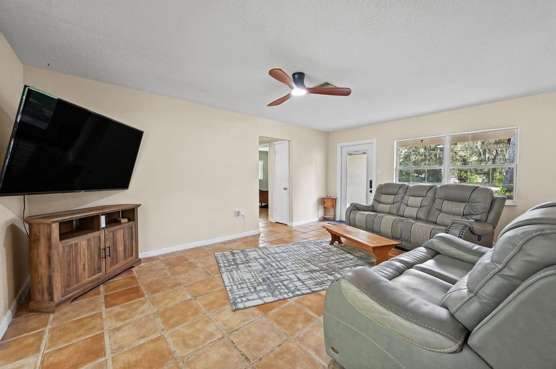 50-web-or-mls-Livingroom_3