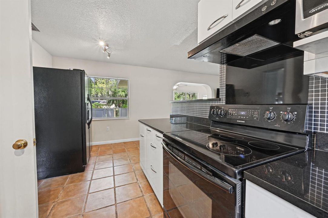 44-web-or-mls-Kitchen_3