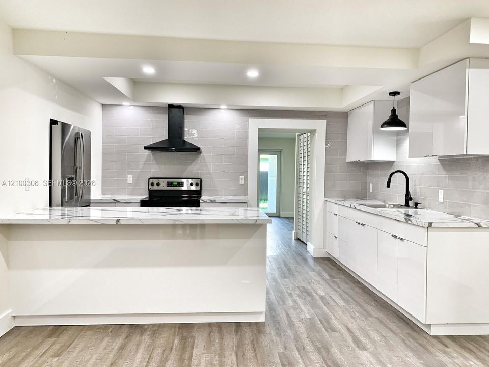 For Sale: $675,000 (5 beds, 3 baths, 1050 Square Feet)