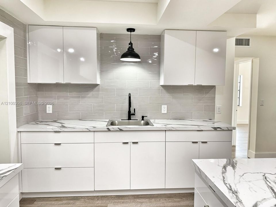 For Sale: $675,000 (5 beds, 3 baths, 1050 Square Feet)