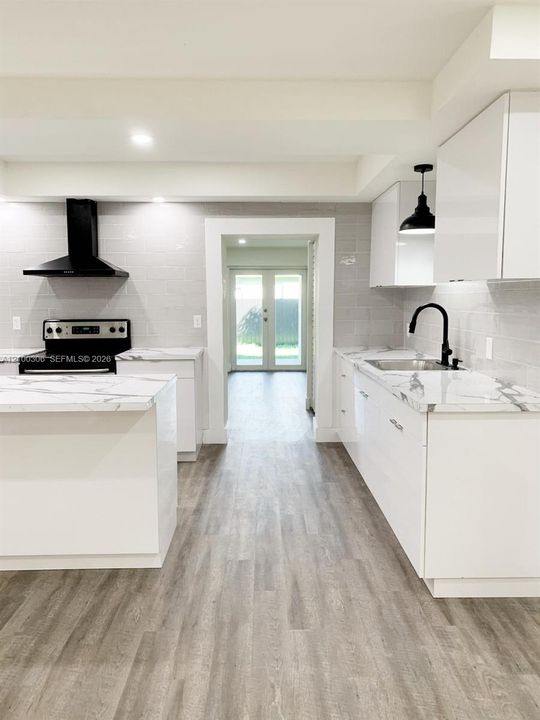 For Sale: $675,000 (5 beds, 3 baths, 1050 Square Feet)