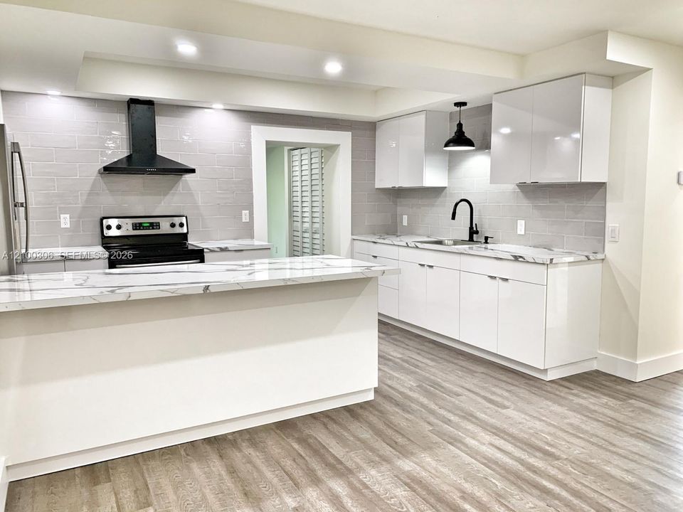 For Sale: $675,000 (5 beds, 3 baths, 1050 Square Feet)