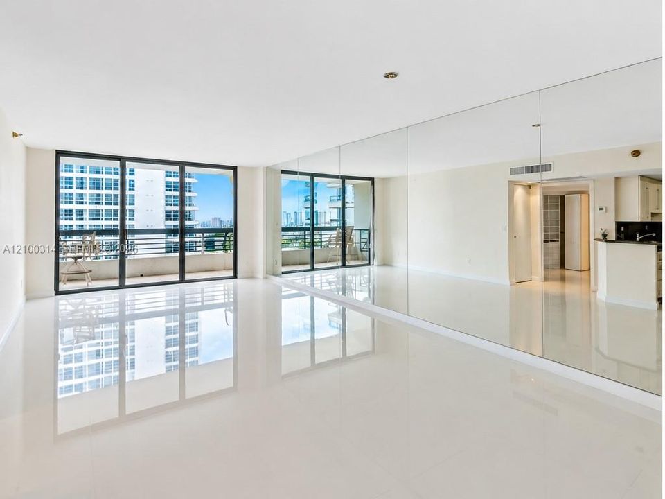 For Rent: $2,800 (1 beds, 1 baths, 857 Square Feet)