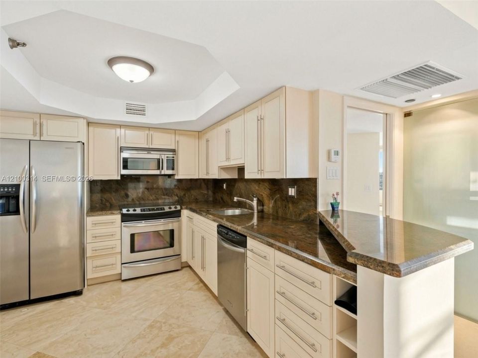 For Rent: $2,800 (1 beds, 1 baths, 857 Square Feet)