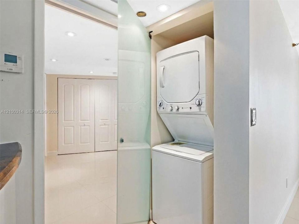 For Rent: $2,800 (1 beds, 1 baths, 857 Square Feet)