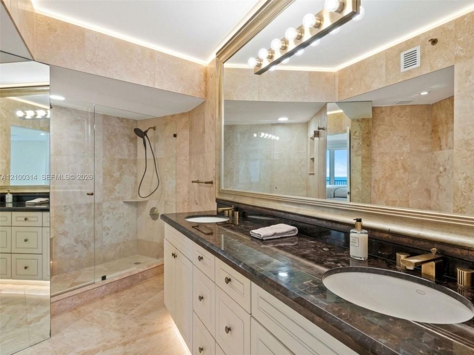 For Rent: $2,800 (1 beds, 1 baths, 857 Square Feet)
