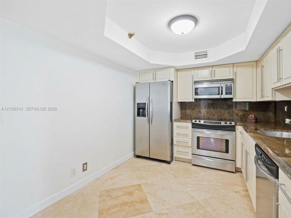 For Rent: $2,800 (1 beds, 1 baths, 857 Square Feet)