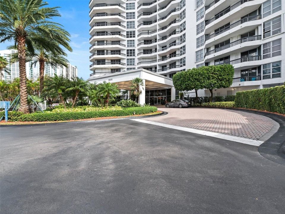 For Rent: $2,800 (1 beds, 1 baths, 857 Square Feet)