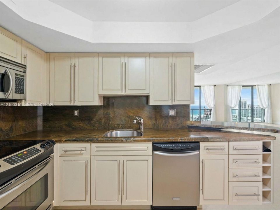 For Rent: $2,800 (1 beds, 1 baths, 857 Square Feet)