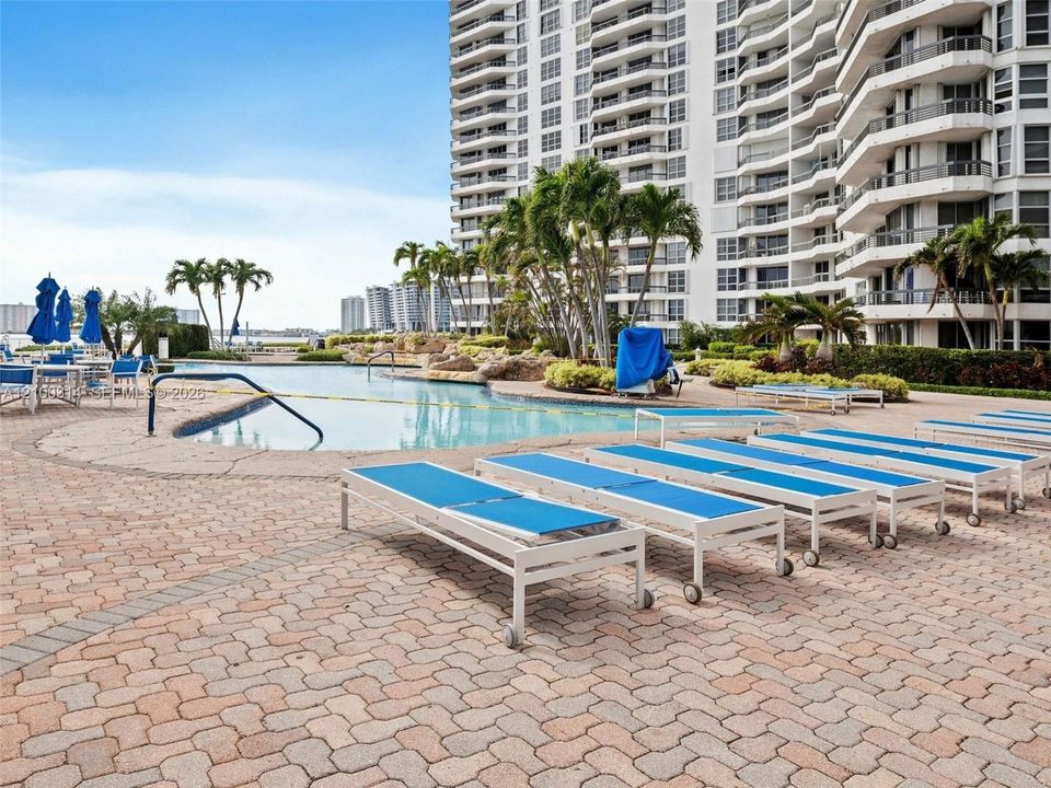 For Rent: $2,800 (1 beds, 1 baths, 857 Square Feet)