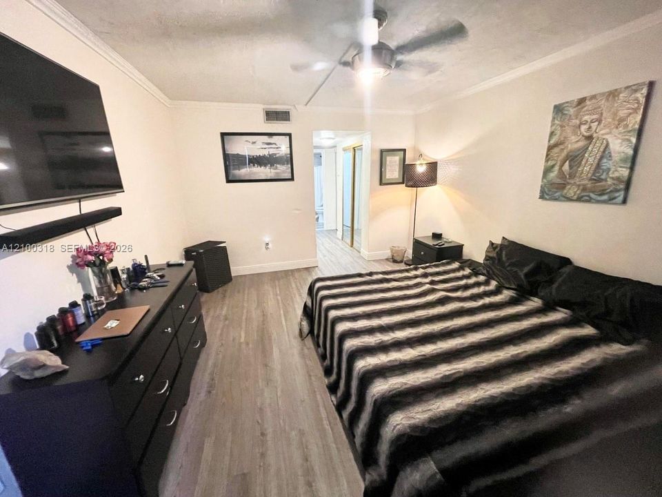 For Sale: $145,000 (1 beds, 1 baths, 960 Square Feet)