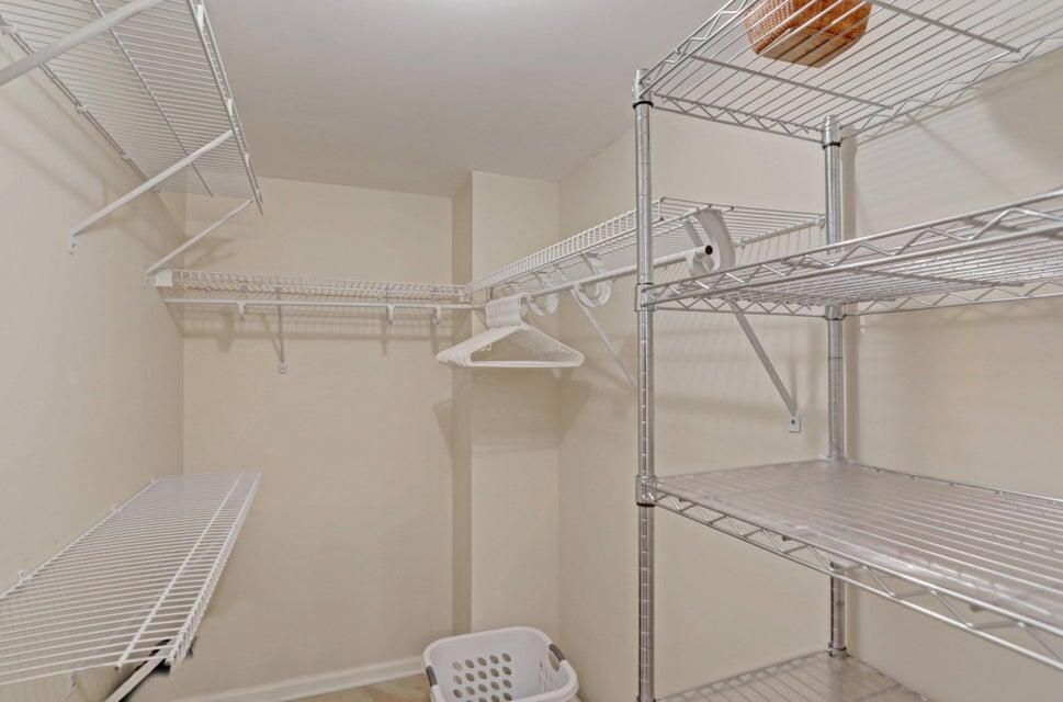 WALK IN CLOSET