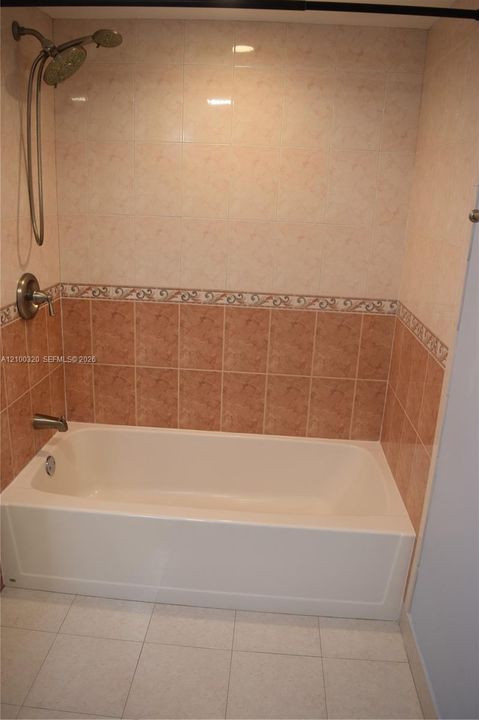 For Rent: $2,200 (2 beds, 2 baths, 898 Square Feet)