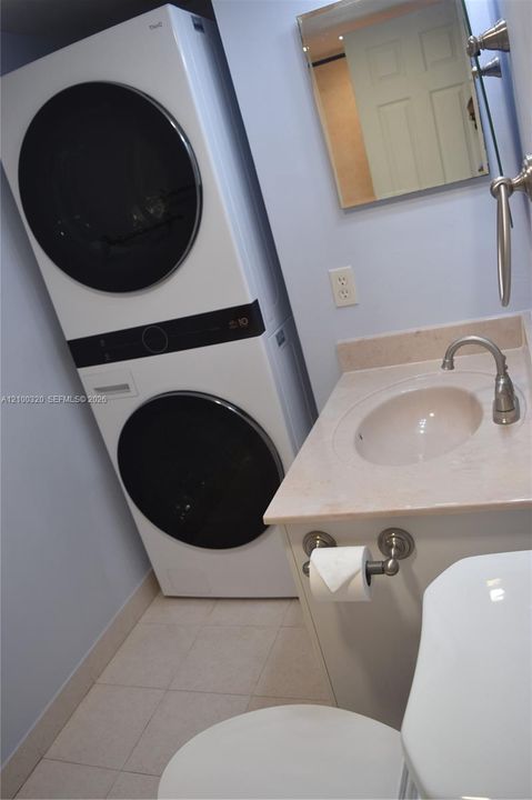 For Rent: $2,200 (2 beds, 2 baths, 898 Square Feet)