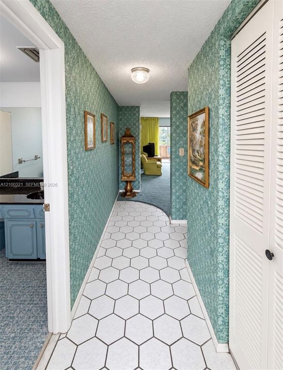 For Sale: $74,900 (1 beds, 1 baths, 783 Square Feet)