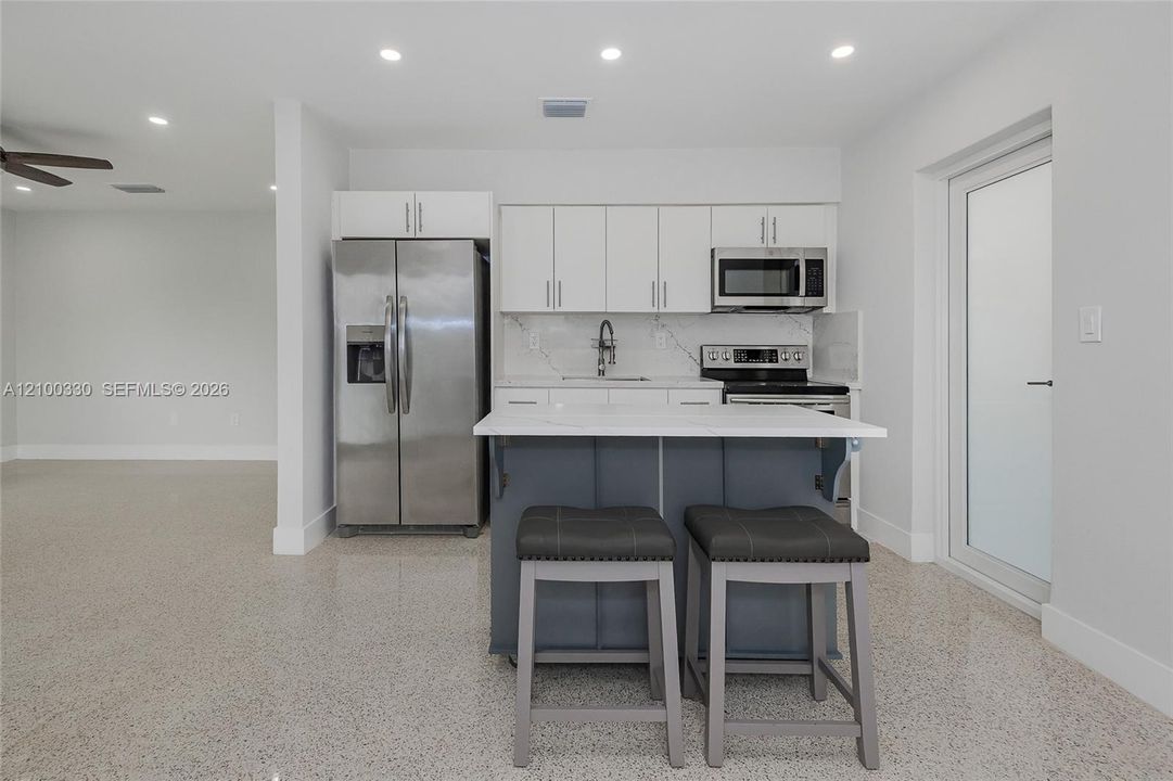 For Rent: $3,450 (2 beds, 1 baths, 1100 Square Feet)