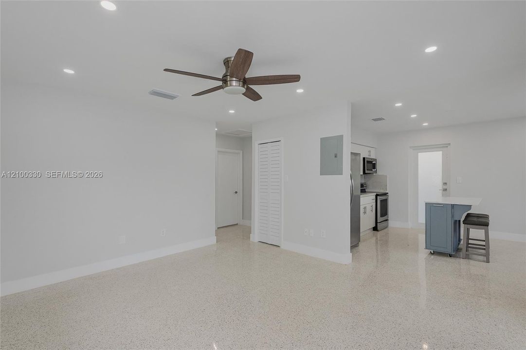 For Rent: $3,450 (2 beds, 1 baths, 1100 Square Feet)