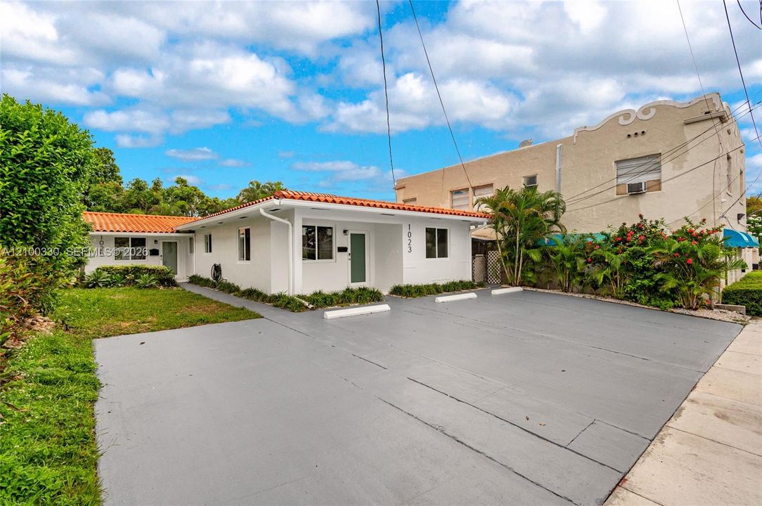 For Rent: $3,450 (2 beds, 1 baths, 1100 Square Feet)