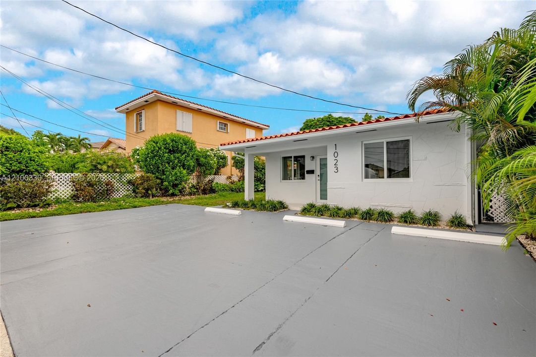 For Rent: $3,450 (2 beds, 1 baths, 1100 Square Feet)