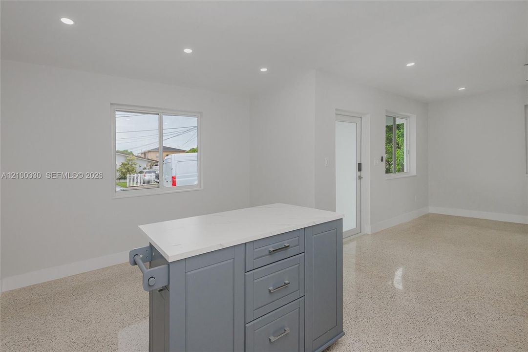 For Rent: $3,450 (2 beds, 1 baths, 1100 Square Feet)