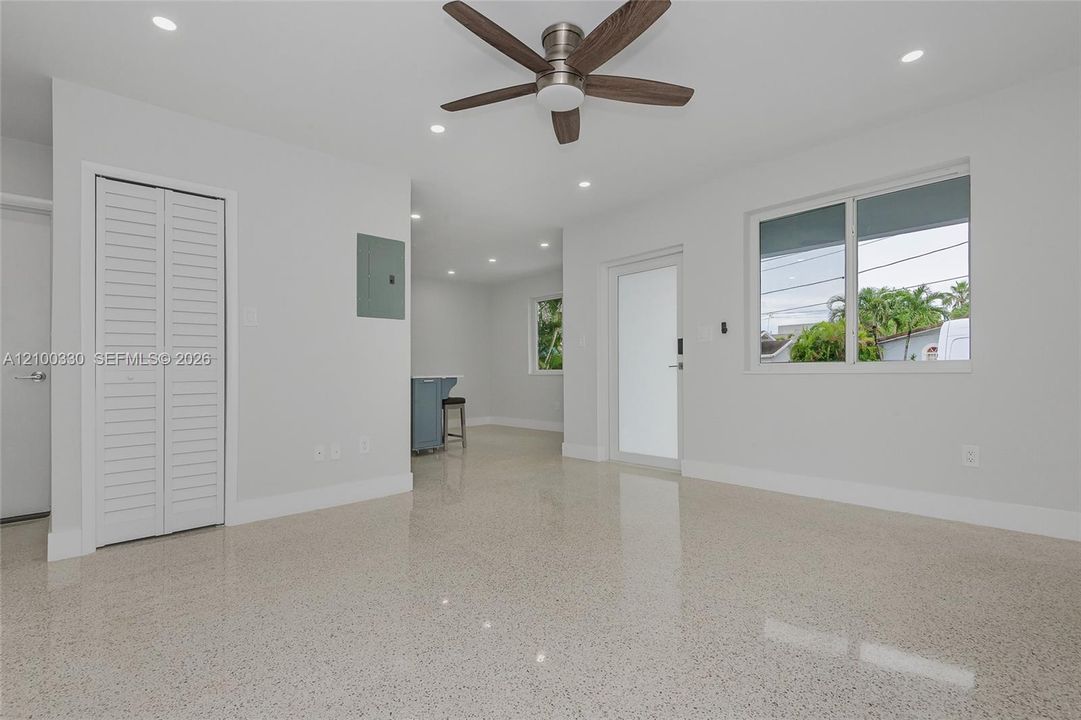 For Rent: $3,450 (2 beds, 1 baths, 1100 Square Feet)