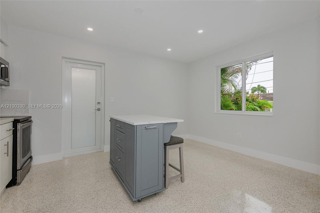 For Rent: $3,450 (2 beds, 1 baths, 1100 Square Feet)