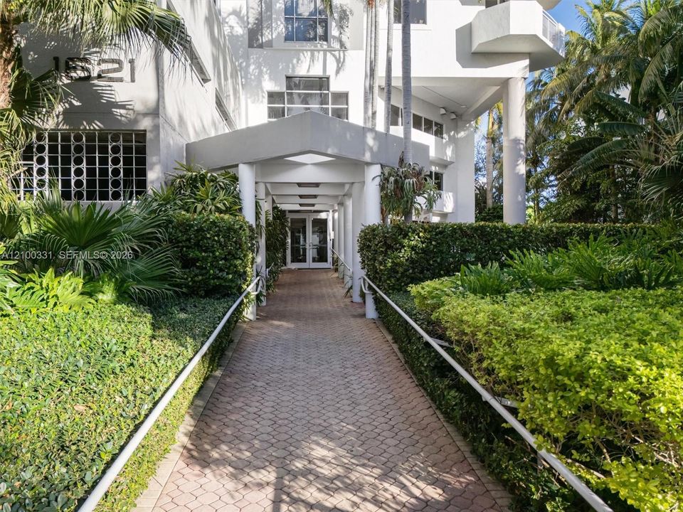 For Rent: $4,200 (2 beds, 2 baths, 1030 Square Feet)