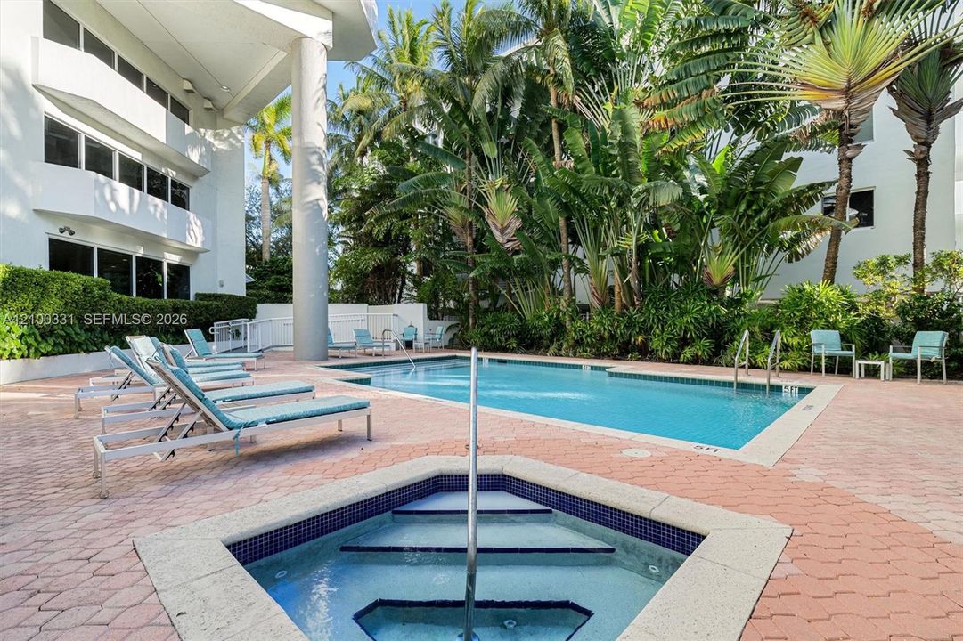 For Rent: $4,200 (2 beds, 2 baths, 1030 Square Feet)