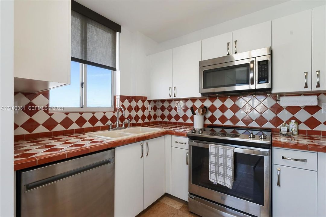 For Rent: $4,200 (2 beds, 2 baths, 1030 Square Feet)